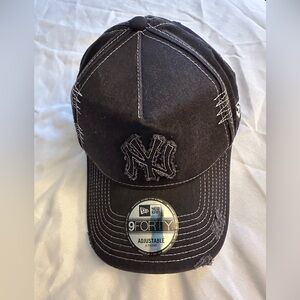 New Era NY Yankees distressed and worn 9Forty A-Frame casual SnapBack. Navy NEW